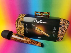 De panthra shaka voor de verpakking. Dat is een tasje met hetzelfde panterprintje. Er omheen zit een sleeve met een foto en de naam van de toy.