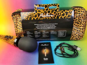 De achterkant van de verpakking, je ziet veel tekst op de sleeve. Er voor ligt de panthra shaka zelf, de gebruiksaanwijzing en het oplaadkabeltje.