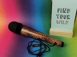 De panthra shaka, met het oplaadkabeltje er in. Je ziet ook het panthra labeltje aan het kabeltje zitten. Met panterprint, natuurlijk.