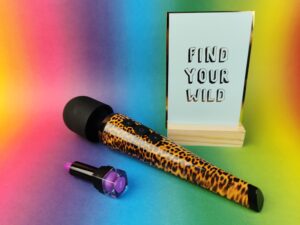 De panthra shaka naast een lipstick