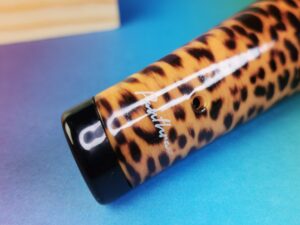 Close-up van de onderkant van de toy, waar je de merknaam ziet en het gaatje waar de lader in moet.