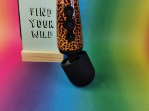 De kop van de panthera shaka wordt op de grond gedrukt en de 'nek' van de toy gebogen.