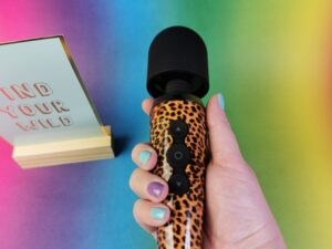 De panthra shaka in mijn hand, je ziet de drie knopjes.