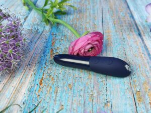 De we-vibe tango x naast een bloem