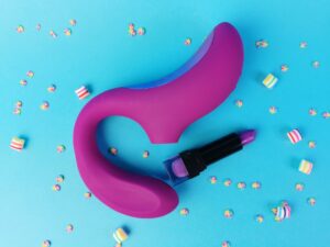 De lelo enigma ligt naast een lipstick.