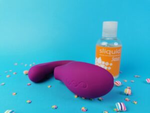 De lelo enigma naast een flesje glijmiddel