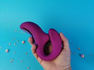 De lelo enigma in mijn hand. Ik druk het inwendige deel tegen het luchtdrukdeel aan.