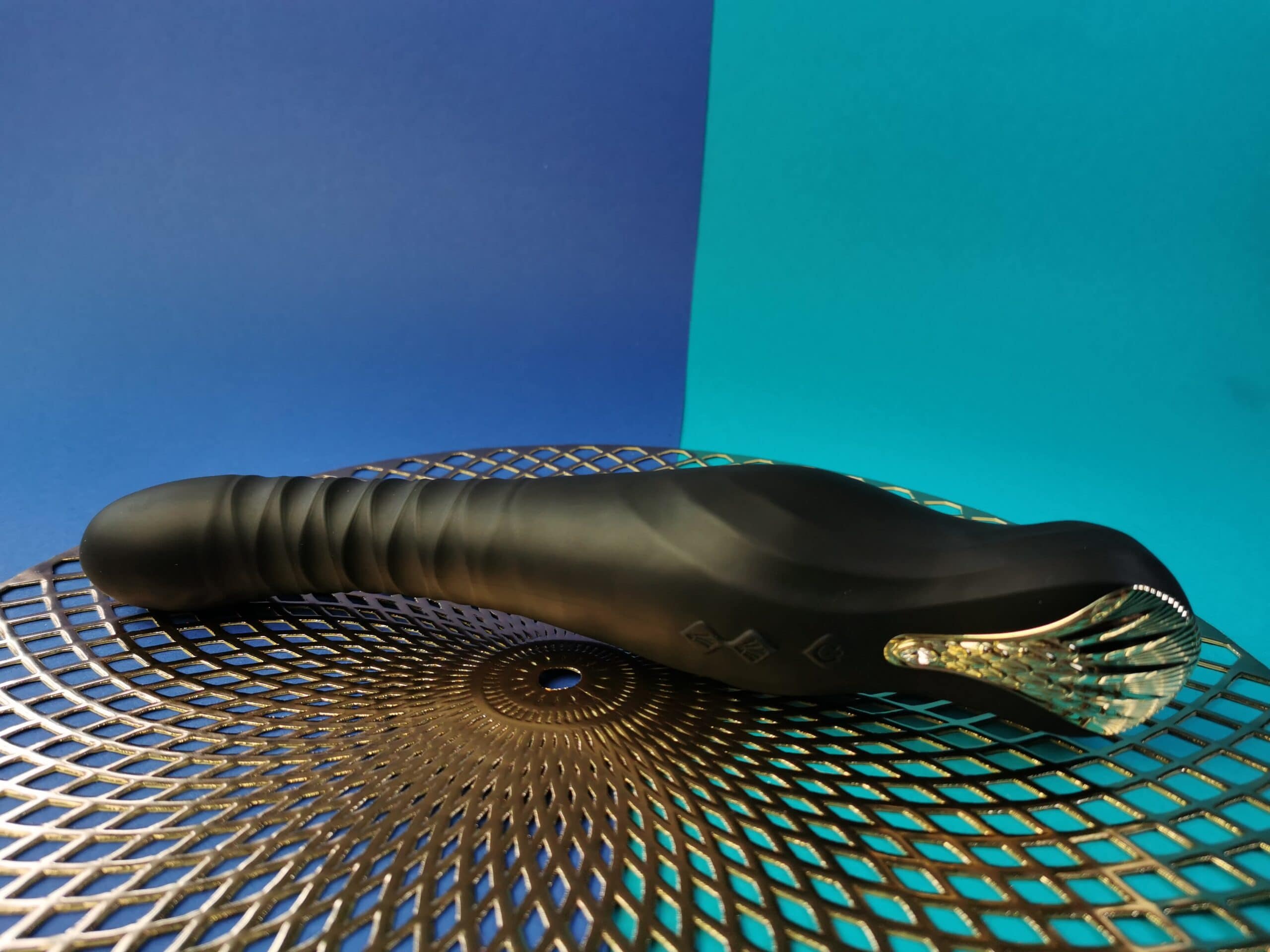 De Zalo King ligt op een blauw ondergrondje. Hij is zwart met ribbels op de schacht.