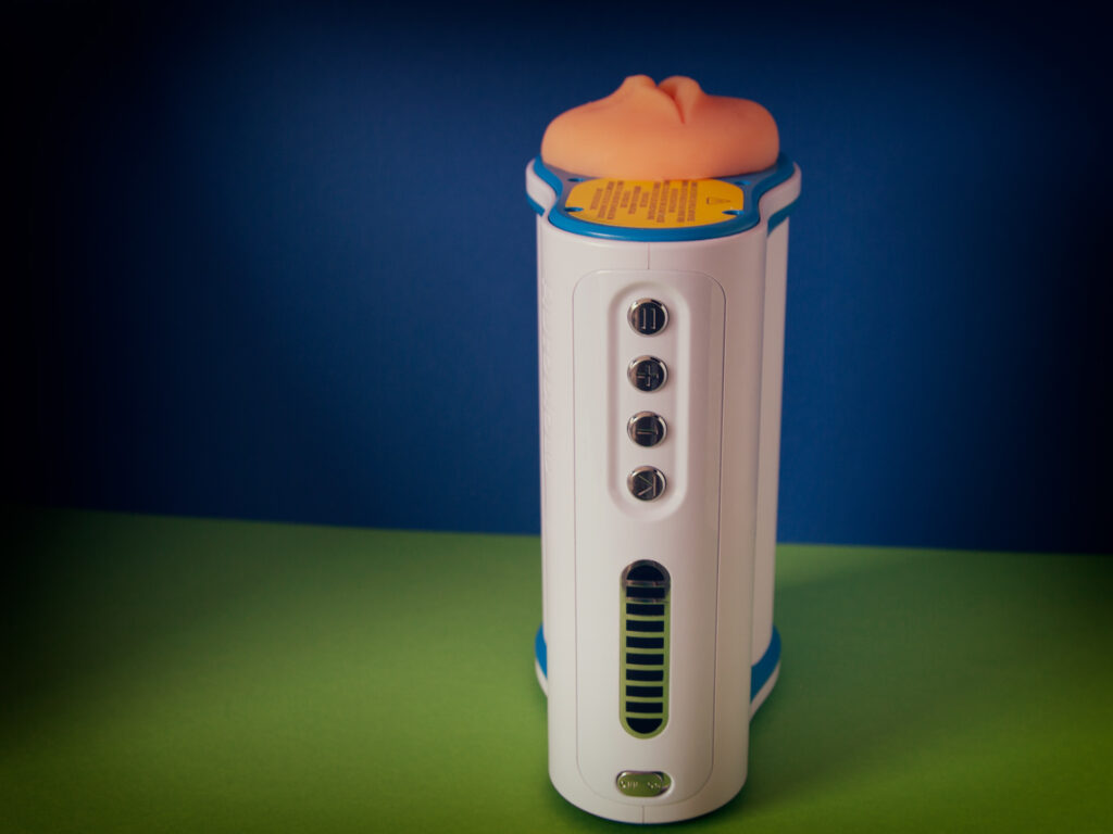 De autoblow ai van de voorkant om de kopjes te laten zien het zijn er 5 in totaal als je de aan en uit schuifknop meetelt, ook zie je een display welk aangeeft welk standje en welke intensiteit van het standje je hebt aanstaan.