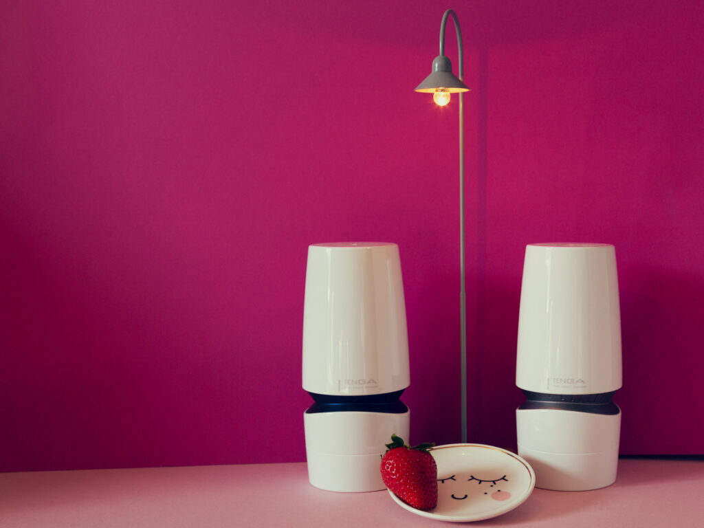 Tenga aero cobalt ring samen met de tenga aero silver ring en een aardbei op een schoteltje