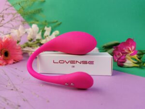 De lovense lush 3 op het doosje waar het oplaadkabeltje in zat.