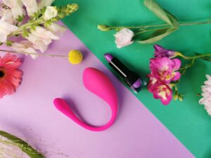 De lovense lush 3 naast een lipstick.