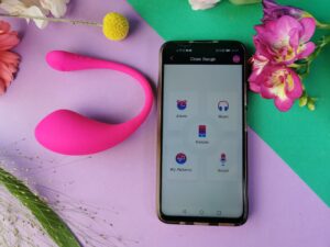 Het startscherm van de lovense app, met daar naast de lovense lush 3.