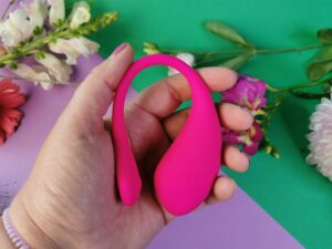 De lovense lush 3 in mijn hand, ik laat zien hoe flexibel het staartje is.