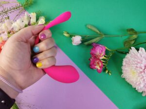 De lovense lush 3 in mijn hand, ik laat zien hoe flexibel het staartje is.