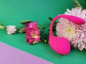 De lovense lush 3 tegen een bloem. Je ziet dat het staartje in de vorm blijft staan.