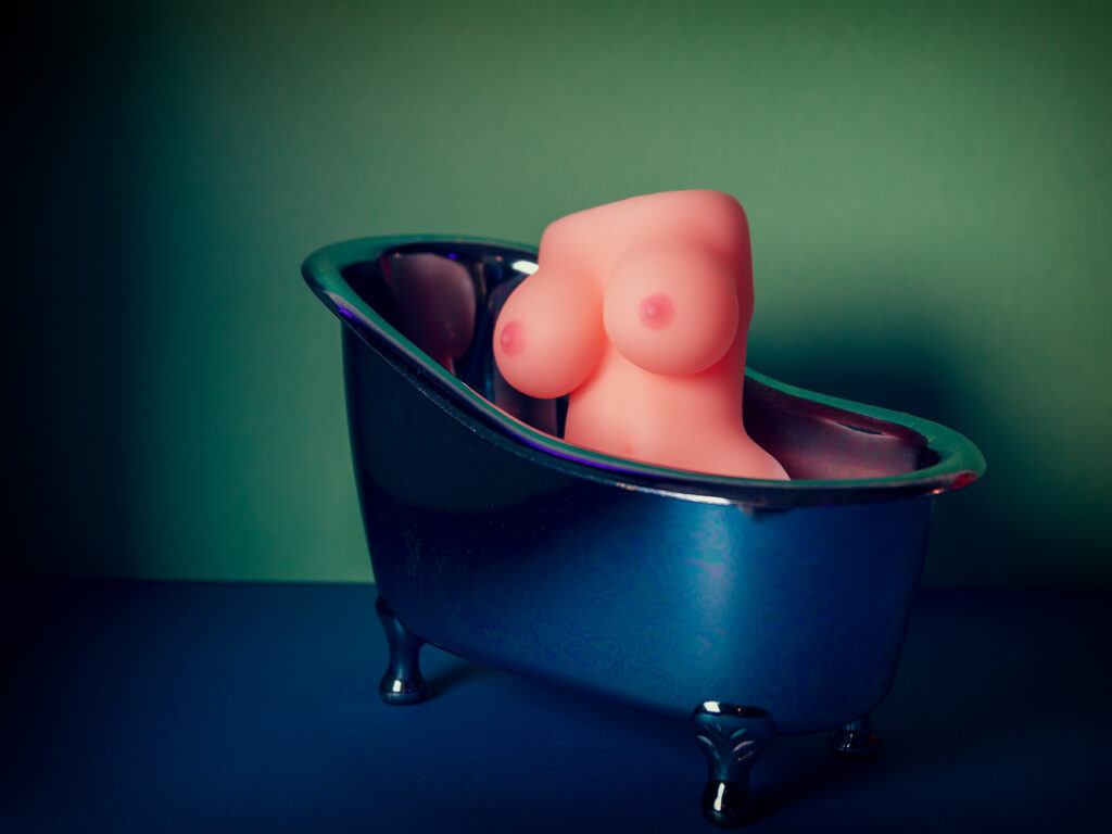 De slut angel masturbator in een klein bad, met uizicht op de borsten
