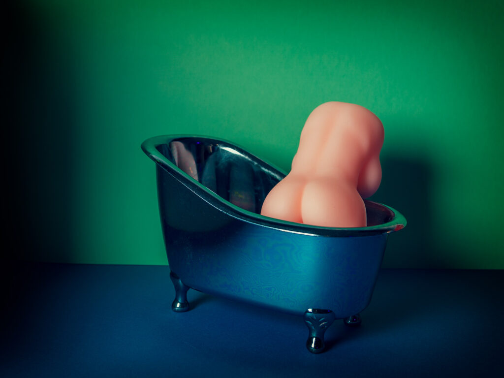 De slut angel masturbator bekeken vanaf de rug terwijl "het" in "bad" zit