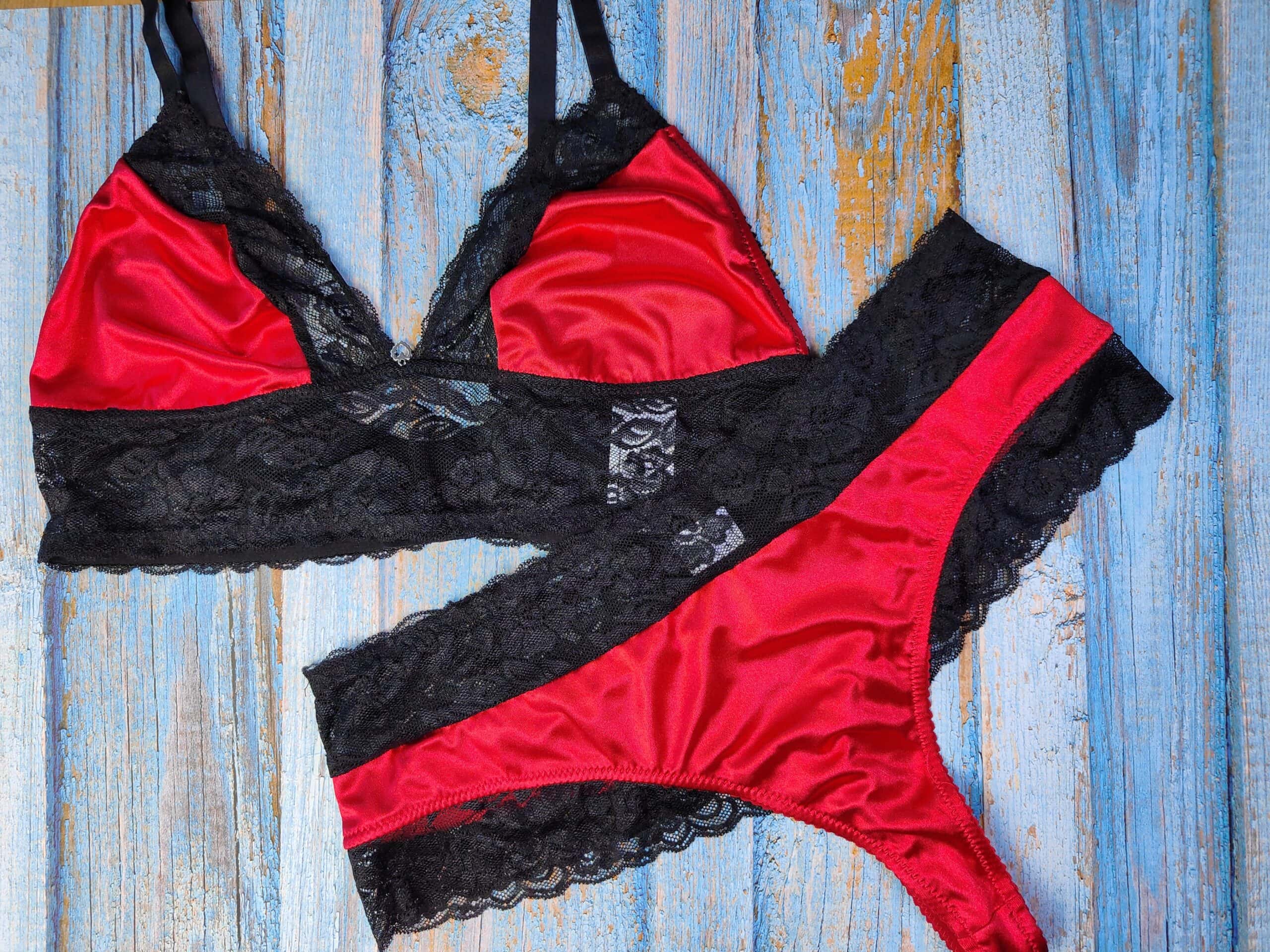 Je ziet de bralette en de string, beiden zijn ze rood met zwart kant.