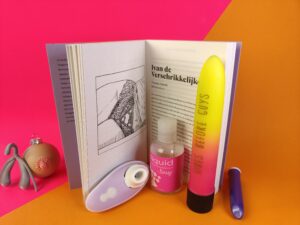 Je ziet een illustratie in het boek en wat toys.