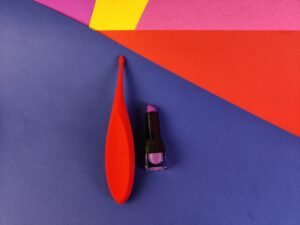 De satisfyer twirling fun naast een lipstick, die duidelijk kleiner is.