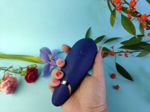 De womanizer premium 2 in mijn hand, maar je ziet nu de bovenkant.