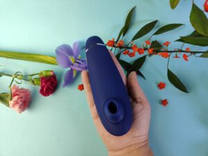 De womanizer premium 2 in mijn hand.