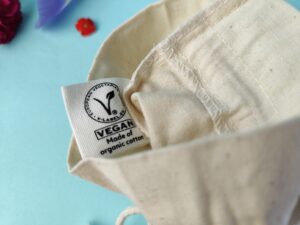 Het labeltje van het bewaarzakje waar staat dat het van organic cotton gemaakt is.