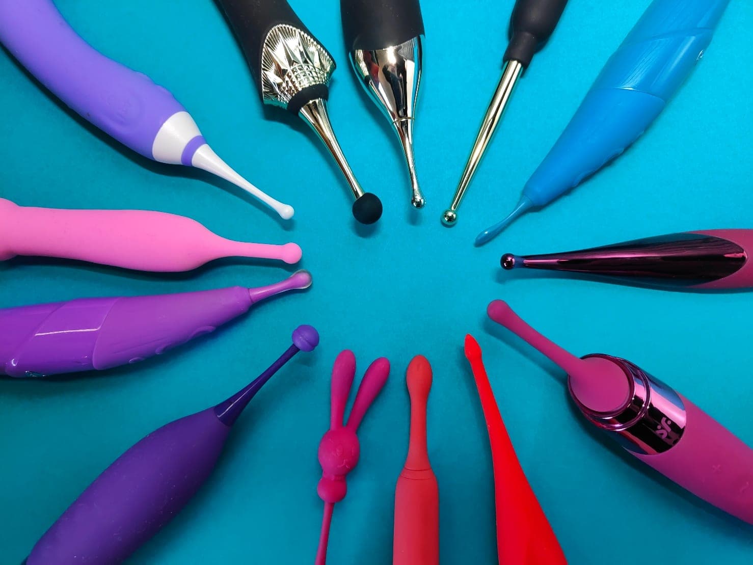 Er liggen een aantal pinpointvibrators in een cirkel, de tips wijzen naar binnen.