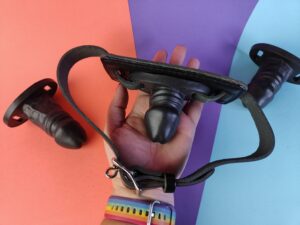 De  mister b deepthroat trainer gag  in mijn hand.