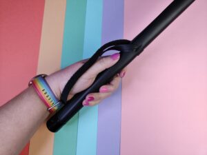 De pm bodyleather slagstok met leder bekleed in mijn hand.