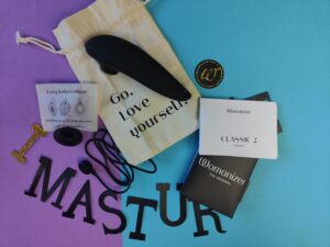 De womanizer classic 2, het bewaarzakje, de gebruiksaanwijzing, het oplaadkabeltje en het extra tuutje.