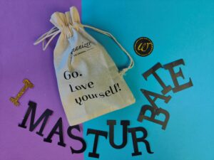 De womanizer classic 2 in het bewaarzakje met de tekst go. Love yourself!