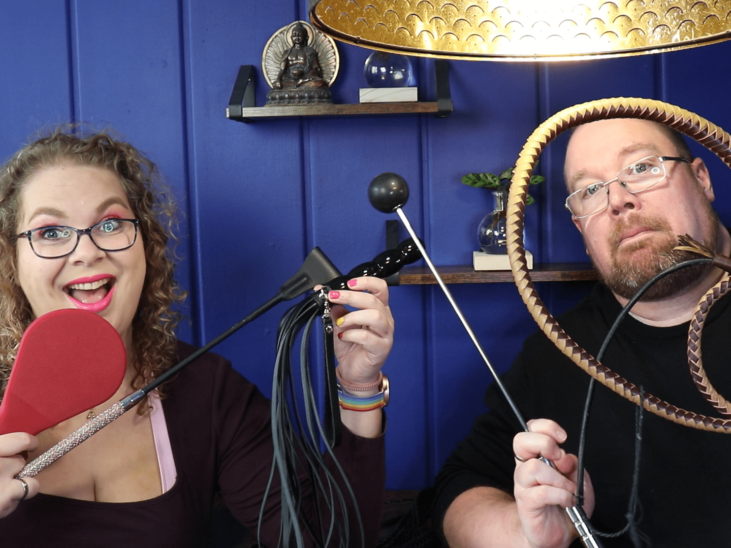 Tess en Jay zitten aan de keukentafel en houden verschillende slagmaterialen vast.