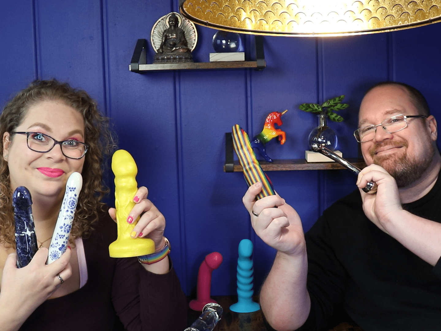 Tess en Jay zitten aan de keukentafel en ze houden allebei een aantal toys vast van verschillende materialen.