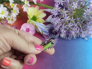 Het rimba bondage play pinwheel regenboog op mijn vinger