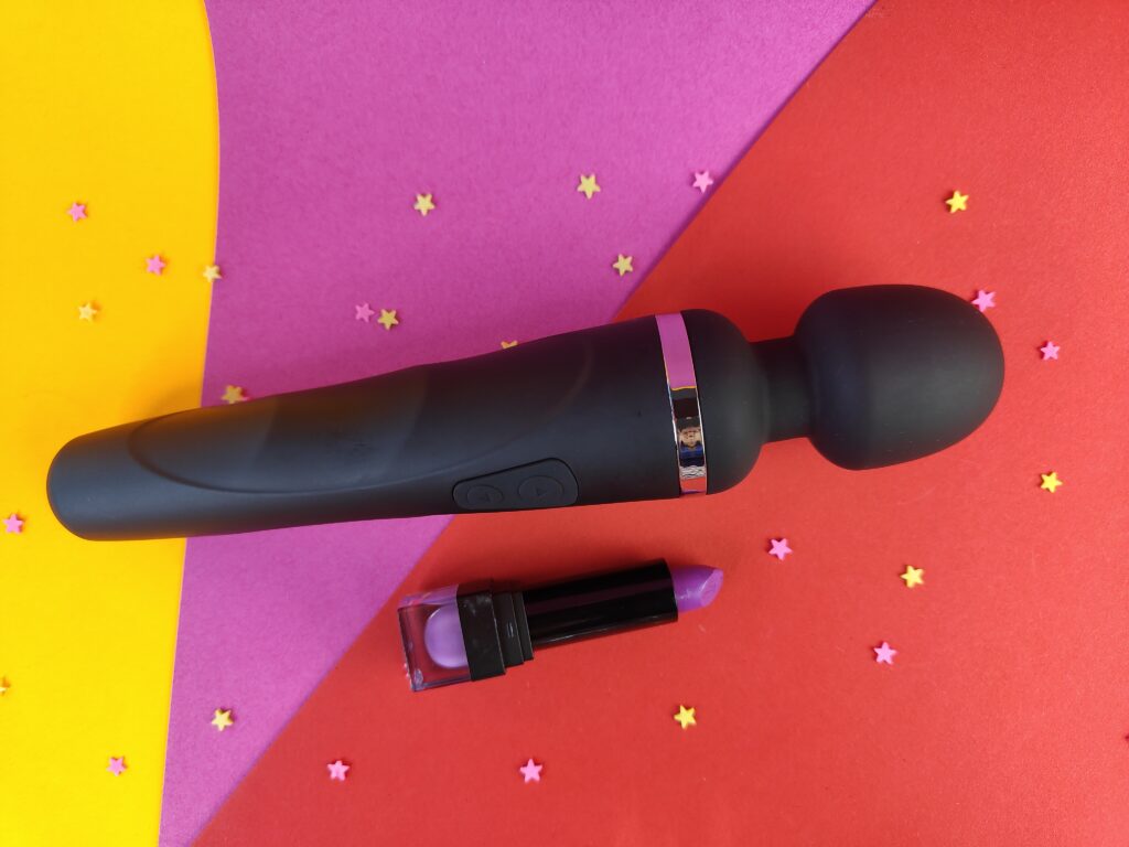 De lovense domi 2 naast een lipstick