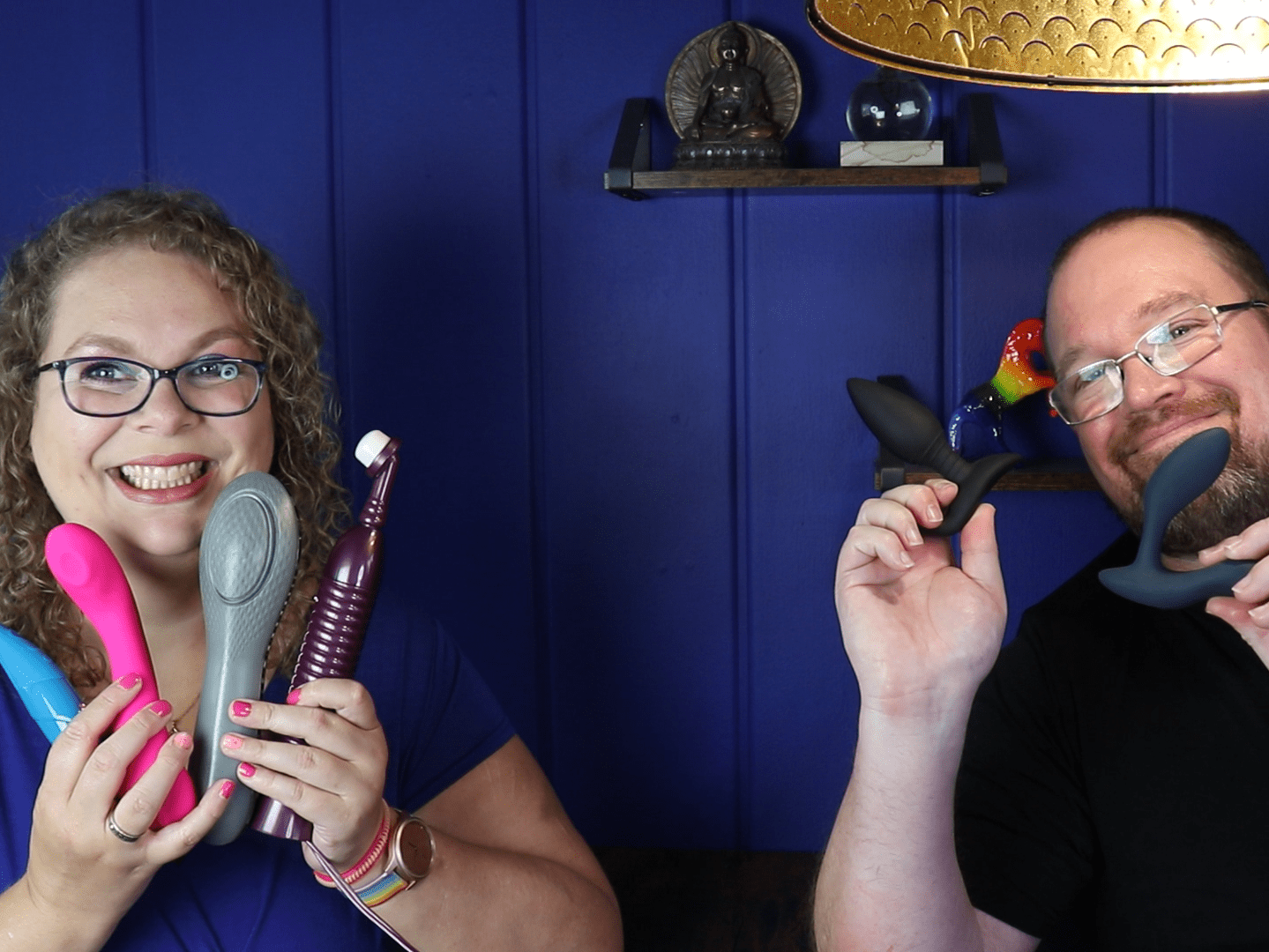Tess en Jay zitten aan de keukentafel en houden de toys uit de video vast.