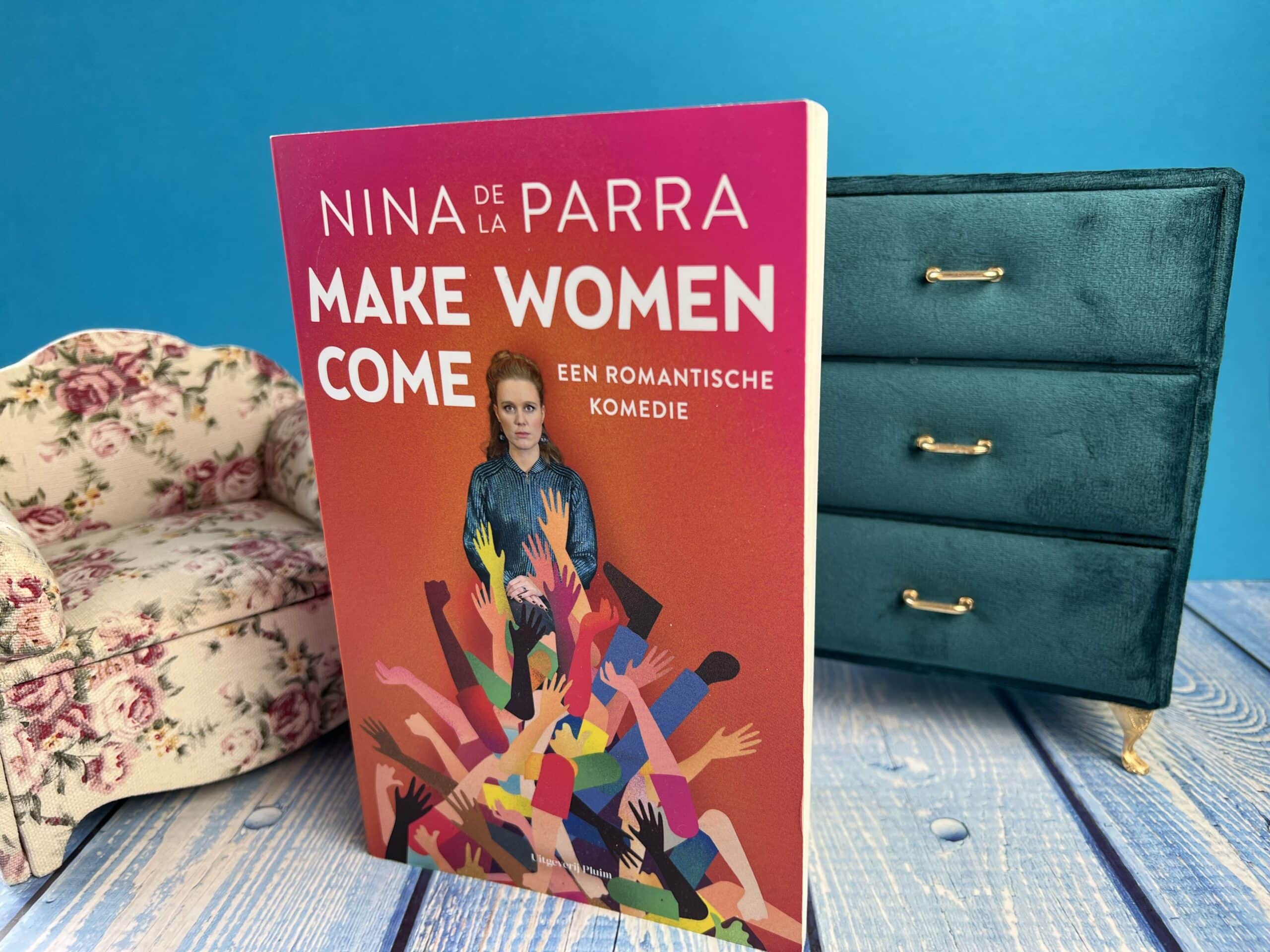 Het boek Make Women Come door Nina de la Parra staat voor een klein stoeltje en klein nachtkastje.
