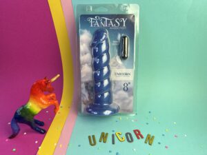 De voorkant van de verpakking van de addiction fantasy unicorn dildo
