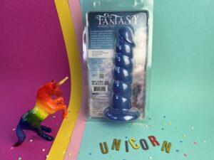 De achterkant van de verpakking van de addiction fantasy unicorn dildo