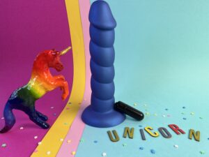De addiction fantasy unicorn dildo  met daarnaast de bullet.