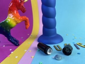 De power bullet open, je ziet een van de knoopcelbatterijen.