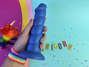 De addiction fantasy unicorn dildo  in mijn hand