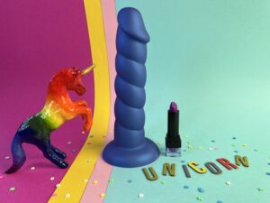 De addiction fantasy unicorn dildo  naast een lipstick