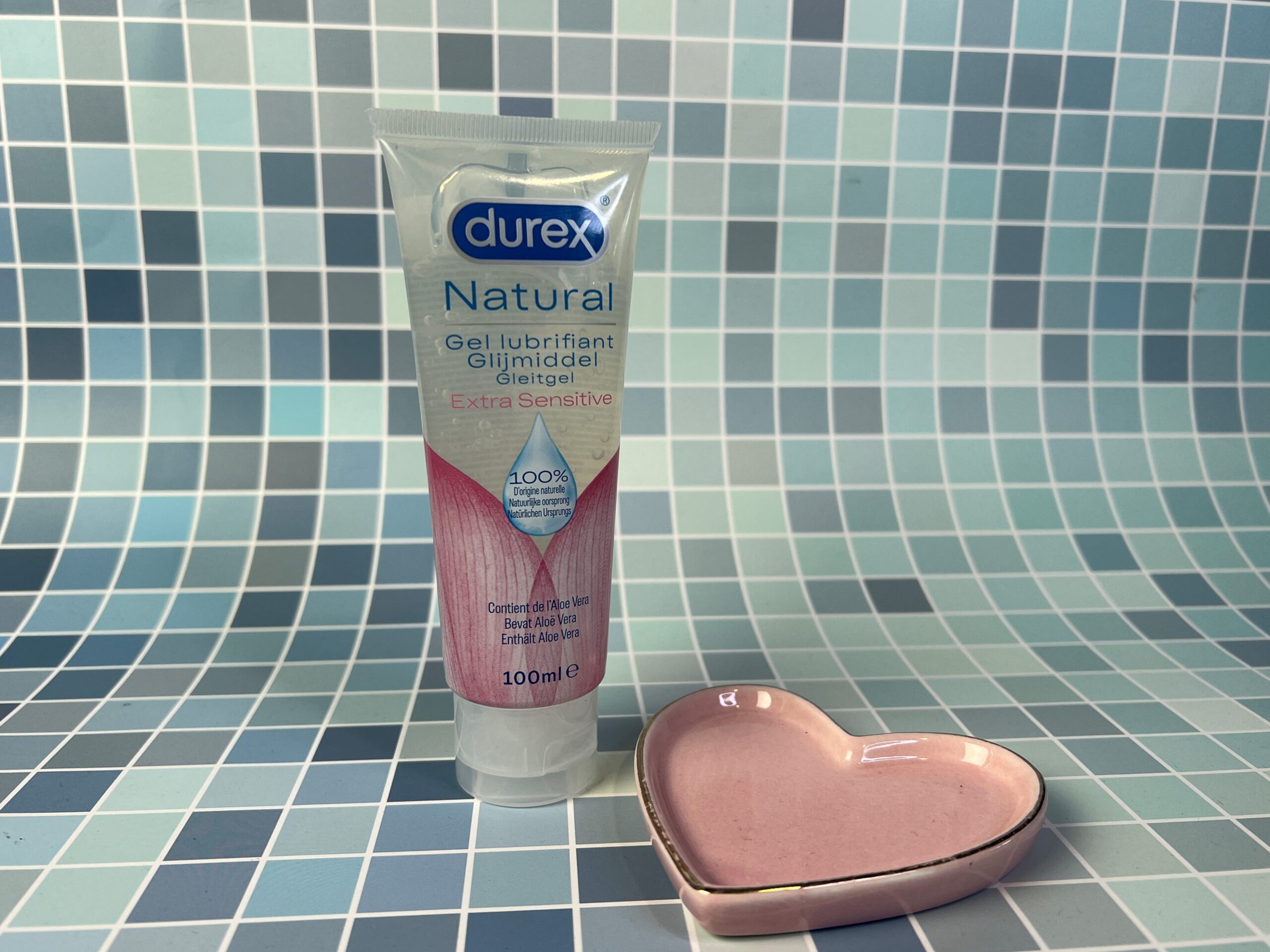 De Durex Natural Extra Sensitive Glijmiddel met daarvoor een hartvormig schoteltje.