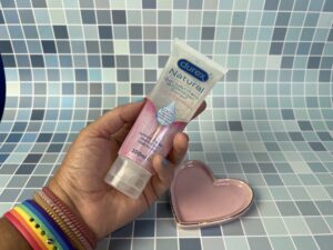 De tube durex natural extra sensitive glijmiddel in mijn hand.