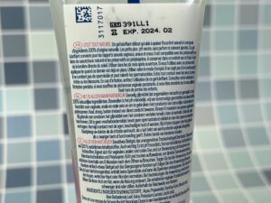 Close-up van de achterkant van de tube durex natural extra sensitive glijmiddel