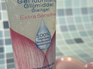 Close-up van het flesje durex natural extra sensitive glijmiddel
