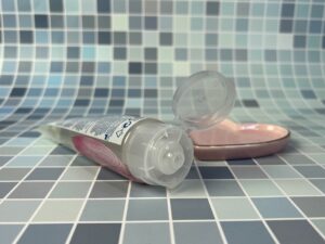 De tube durex natural extra sensitive glijmiddel ligt open.